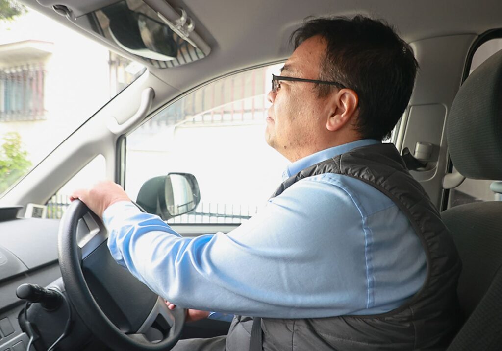 介護タクシーを運転している男性