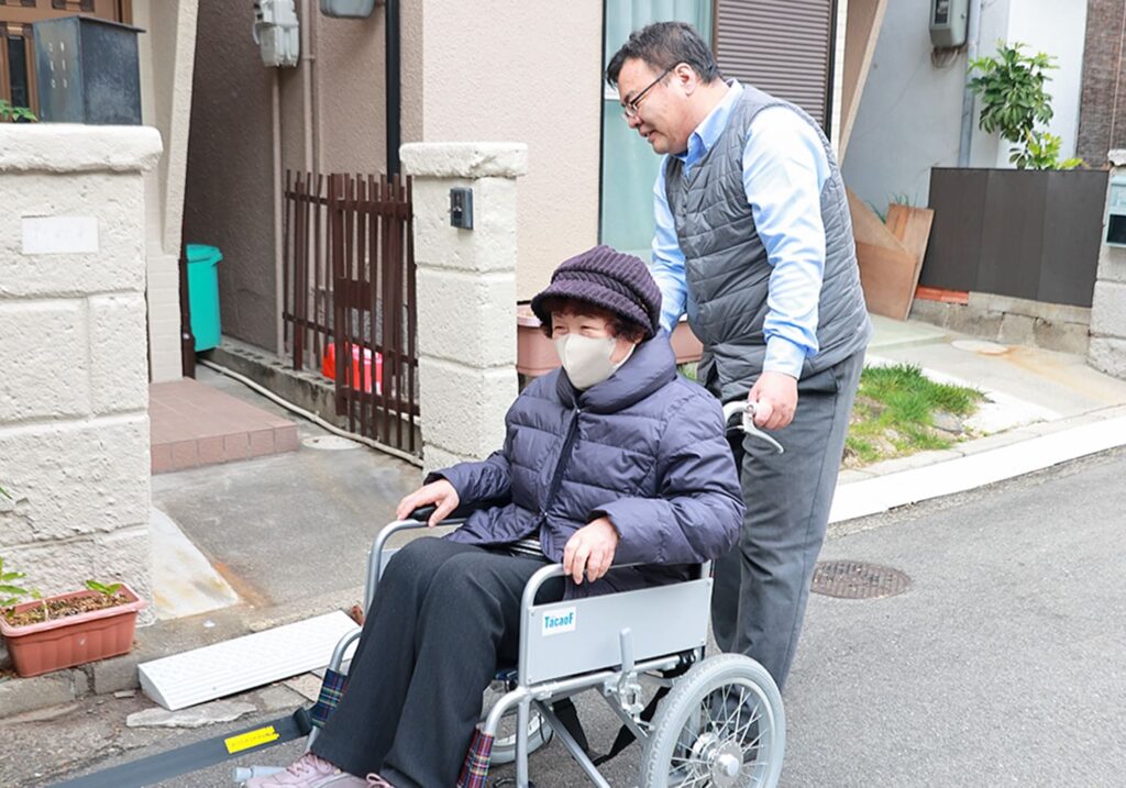 おばあちゃんを介護している男性