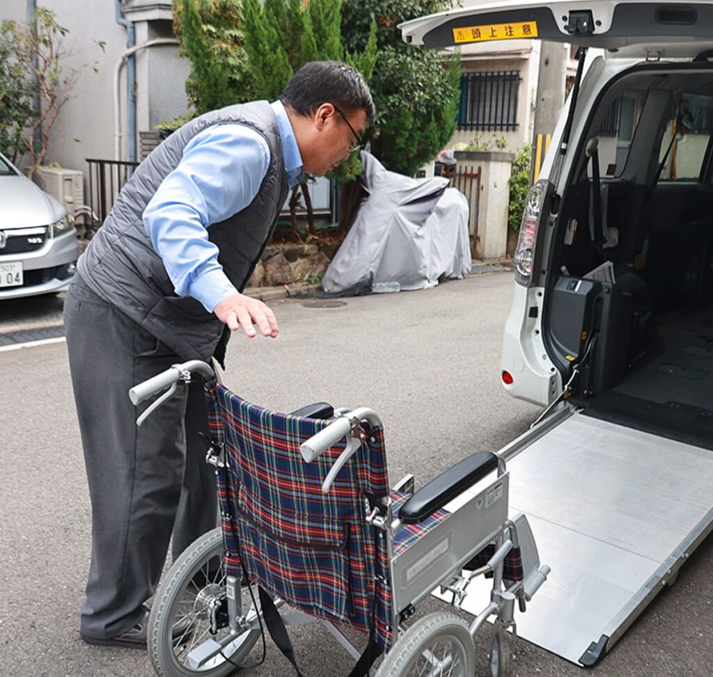 車から車椅子を下ろしている様子